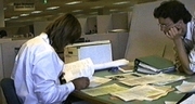 Foto: Beobachtung eines Ingenieurs beim Klassifizieren von Dokumenten